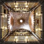 L'interior de la cúpula del saló central del Palau Güell. © Diputació de Barcelona