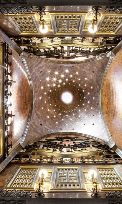 L'interior de la cúpula del saló central del Palau Güell. © Diputació de Barcelona
