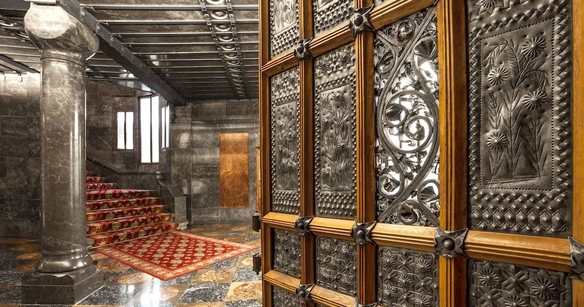 L’accés a la planta noble del Palau Güell, amb la gran escalinata que dona solemnitat al recorregut. © Diputació de Barcelona.
