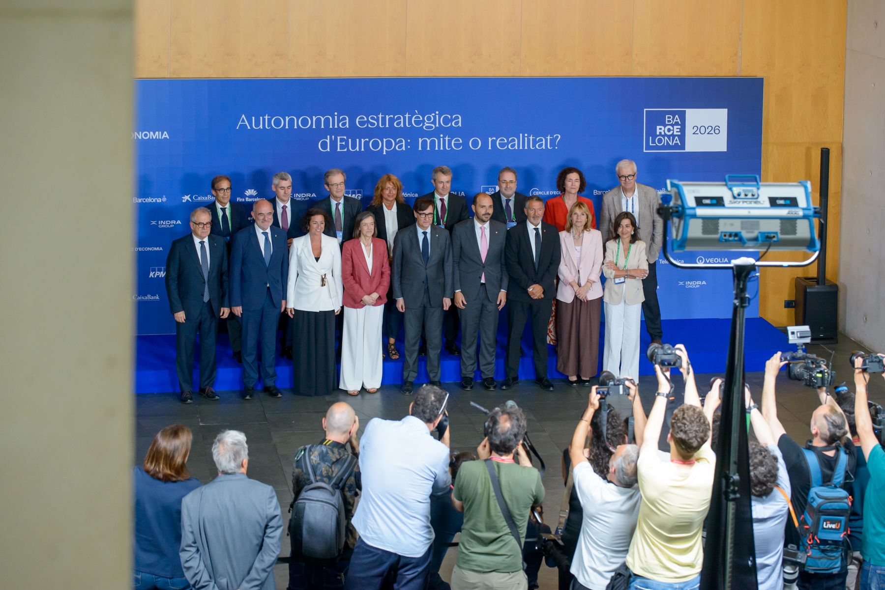 Foto de família de les autoritats i representants institucionals en l'obertura de la 41a Reunió del Cercle d'Economia, dedicada enguany a l'autonomia estratègica d'Europa. Foto de família de les autoritats i representants institucionals en l'obertura de la 41a Reunió del Cercle d'Economia, dedicada enguany a l'autonomia estratègica d'Europa.