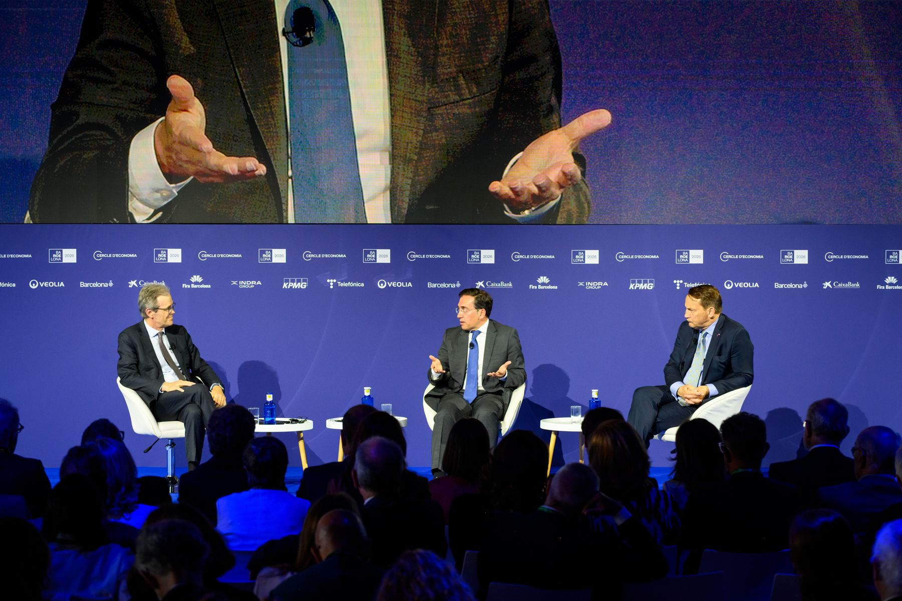 José Manuel Albares i Radosław Sikorski debaten sobre el futur de la defensa i l'autonomia estratègica europea, amb la moderació de Jordi Gual. José Manuel Albares i Radosław Sikorski debaten sobre el futur de la defensa i l'autonomia estratègica europea, amb la moderació de Jordi Gual.