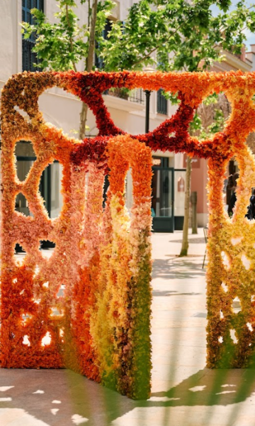 Flowers by Bornay, de Joan Xapelli, reinterpreta la porta de La Pedrera a La Roca Village