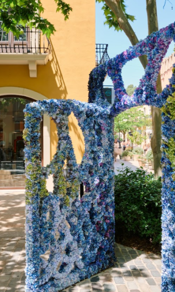 Flowers by Bornay ens convida a travessar la porta i descobrir l'univers oníric de Gaudí