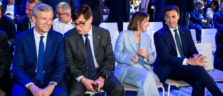 Alfonso Rueda, president de la Xunta de Galícia; Salvador Illa, president de la Generalitat; Teresa García Milà, presidenta del Cercle d'Economia; i Imanol Pradales, lehendakari; durant la segona sessió de la Reunió anual del Cercle d'Economia. © Cercle Alfonso Rueda, president de la Xunta de Galícia; Salvador Illa, president de la Generalitat; Teresa García Milà, presidenta del Cercle d'Economia; i Imanol Pradales, lehendakari; durant la segona sessió de la Reunió anual del Cercle d'Economia. © Cercle