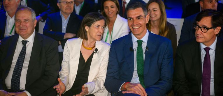 Jordi Hereu, ministre d'Indústria i Turisme; Teresa García-Milà, presidenta del Cercle d'Economia; Pedro Sánchez, president d'Espanya; i Salvador Illa, president de la Generalitat a la Reunió Anual. © Cercle d'Economia