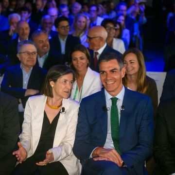 Jordi Hereu, ministre d'Indústria i Turisme; Teresa García-Milà, presidenta del Cercle d'Economia; Pedro Sánchez, president d'Espanya; i Salvador Illa, president de la Generalitat a la Reunió Anual. © Cercle d'Economia