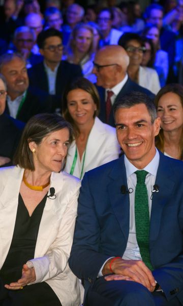 Jordi Hereu, ministre d'Indústria i Turisme; Teresa García-Milà, presidenta del Cercle d'Economia; Pedro Sánchez, president d'Espanya; i Salvador Illa, president de la Generalitat a la Reunió Anual. © Cercle d'Economia
