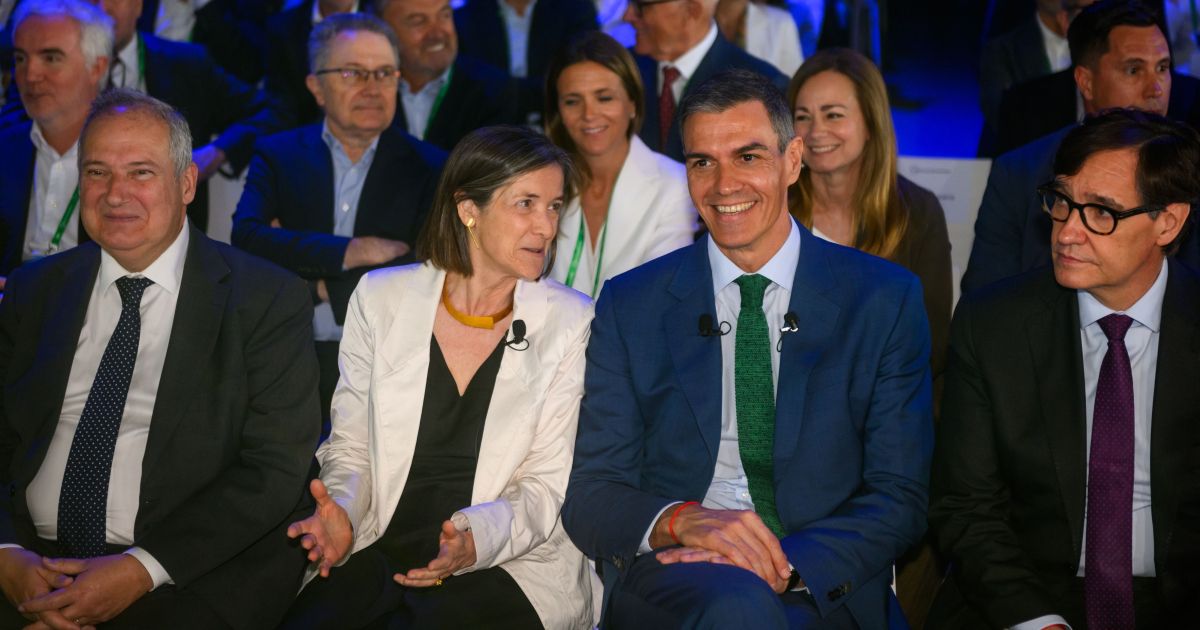 Jordi Hereu, ministre d'Indústria i Turisme; Teresa García-Milà, presidenta del Cercle d'Economia; Pedro Sánchez, president d'Espanya; i Salvador Illa, president de la Generalitat a la Reunió Anual. © Cercle d'Economia