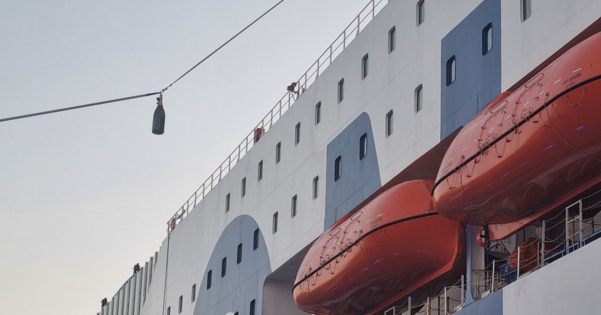 L’enorme ampolla de xampany a punt de ser trencada contra el casc del vaixell al port de Tànger. © Javier Ortega Figueiral