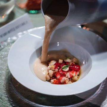 Un dels plats servits durant el sopar commemoratiu elaborat conjuntament per Romain Fornell i Òscar Manresa. Un dels plats servits durant el sopar commemoratiu elaborat conjuntament per Romain Fornell i Òscar Manresa.