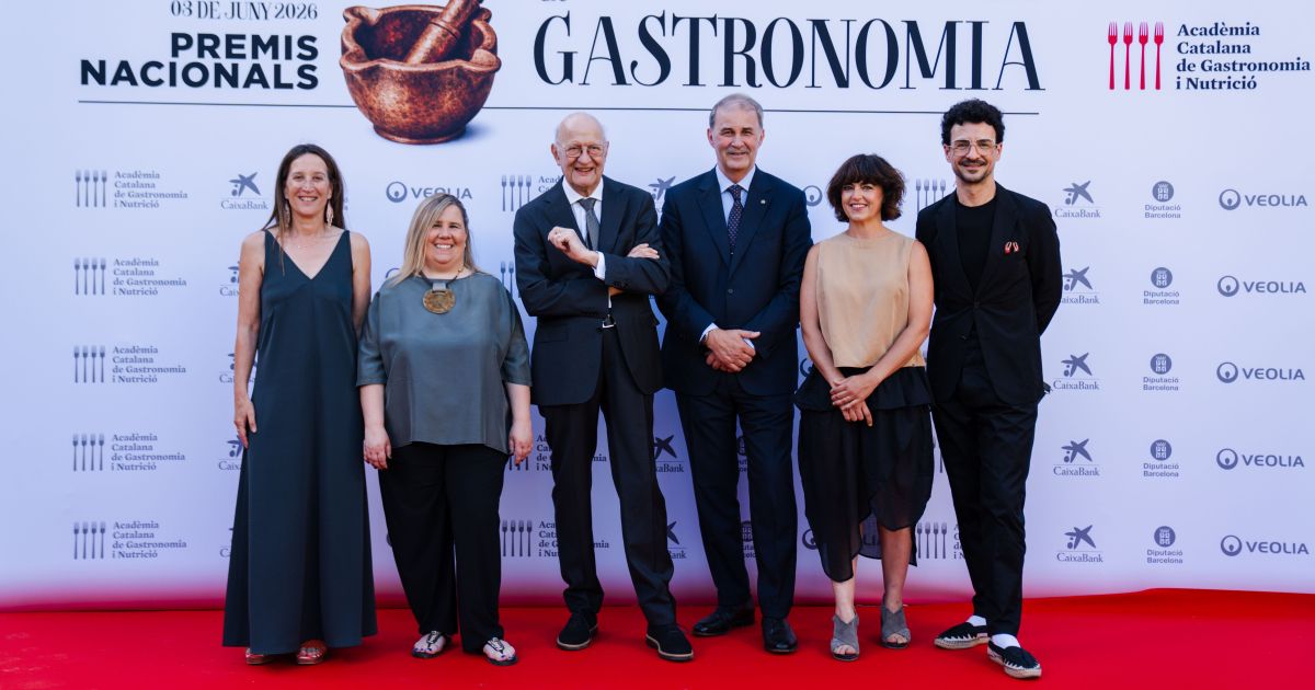 Els guardonats de l’edició 2026Trinitat Gilbert, Laia Comas, Jaume Subirós, Patricia Sierra i Raül Balam Ruscalleda amb Joan Font i Torrent
