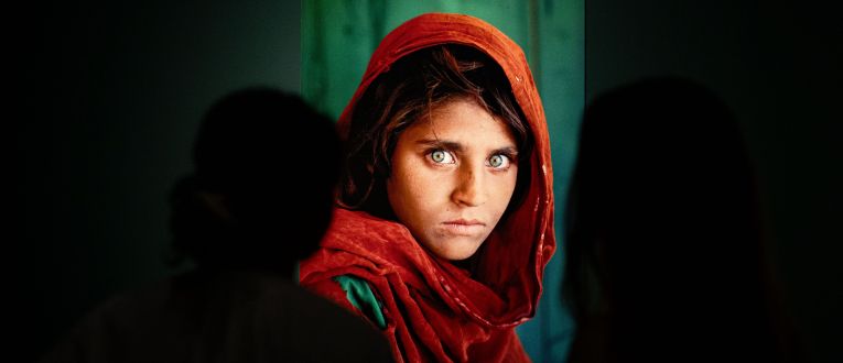 La nena afganesa, de Steve McCurry, a l'exposició del Palau Martorell. La nena afganesa, de Steve McCurry, a l'exposició del Palau Martorell.