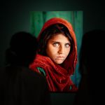La nena afganesa, de Steve McCurry, a l'exposició del Palau Martorell.