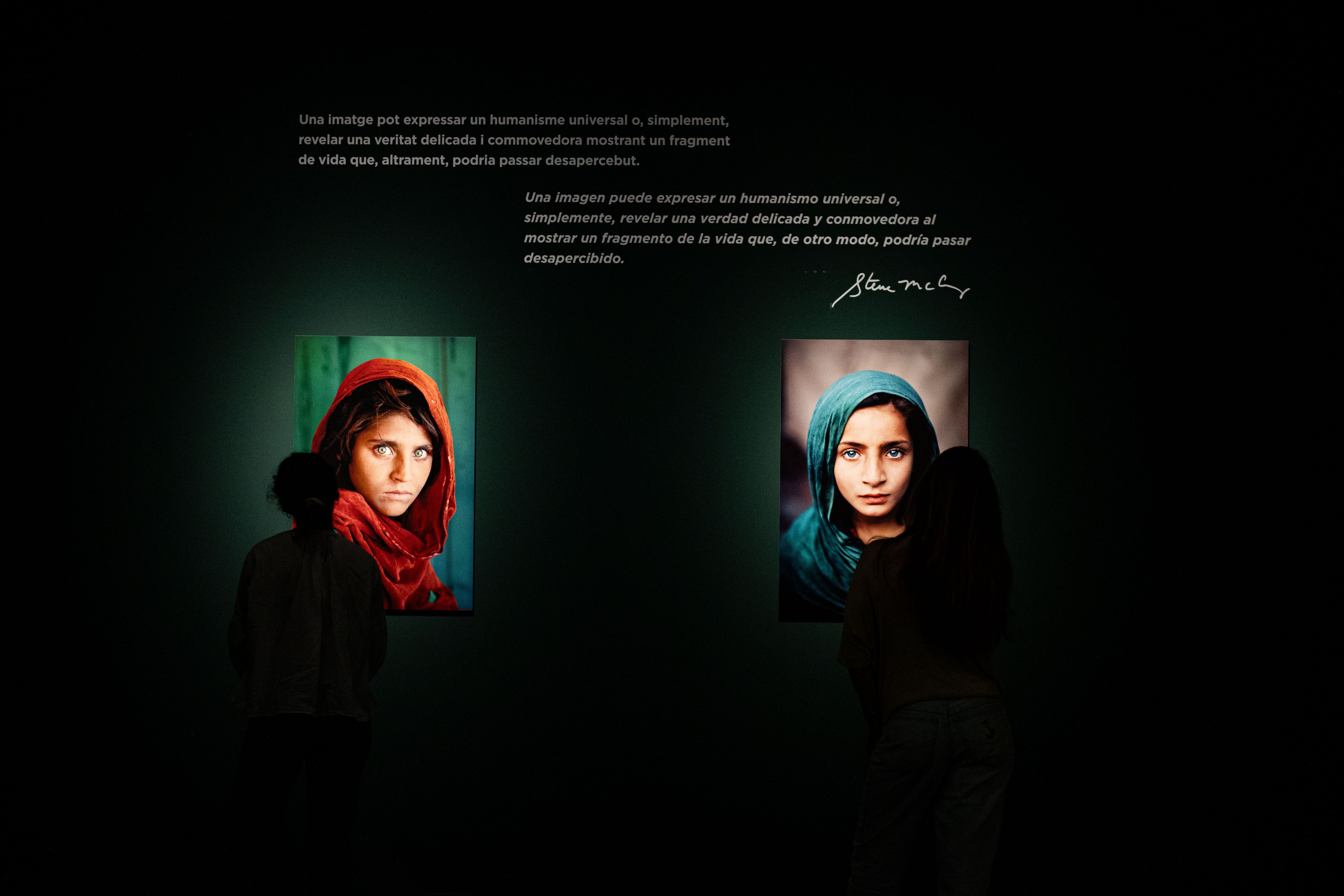 Dues de les fotografies de l'exposició 'ICONS' de Steve McCurry al Palau Martorell. © Palau Martorell Dues de les fotografies de l'exposició 'ICONS' de Steve McCurry al Palau Martorell. © Palau Martorell