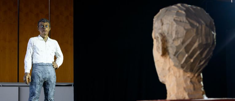 Les escultures de Stephan Balkenhol a l'auditori del Cercle d'Economia