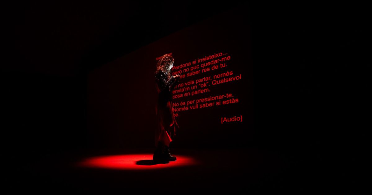 Una posada en escena que es mou entre el teatre i el documental Una posada en escena que es mou entre el teatre i el documental