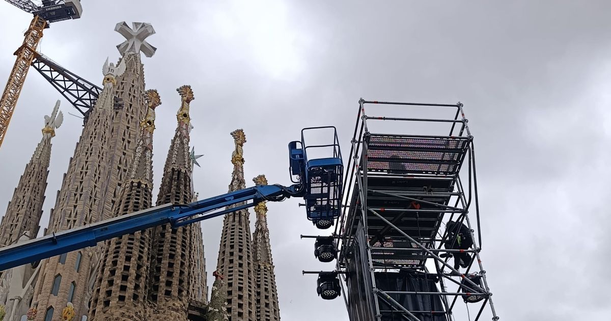 Preparatius a la Sagrada Família per rebre el Papa. Preparatius a la Sagrada Família per rebre el Papa.