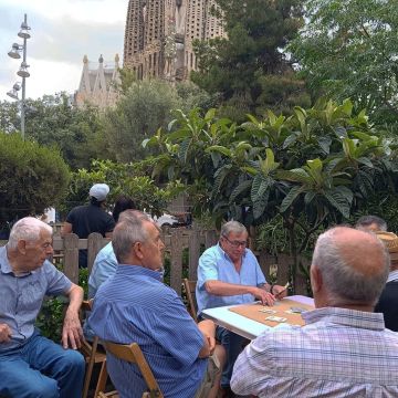 Socios del Club de Bitlles Sagrada Familia jugando a cartas. © TheNBP