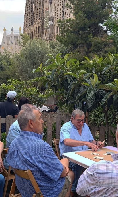 Socios del Club de Bitlles Sagrada Familia jugando a cartas. © TheNBP Socios del Club de Bitlles Sagrada Familia jugando a cartas. © TheNBP