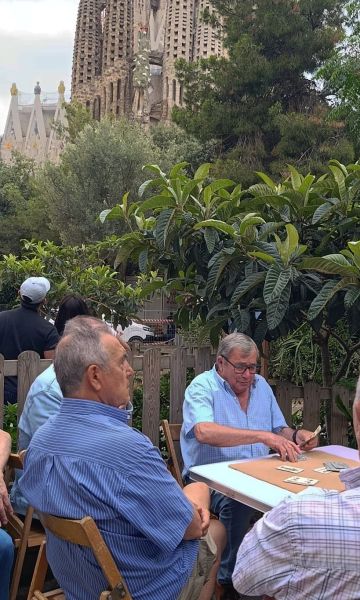 Socios del Club de Bitlles Sagrada Familia jugando a cartas. © TheNBP Socios del Club de Bitlles Sagrada Familia jugando a cartas. © TheNBP