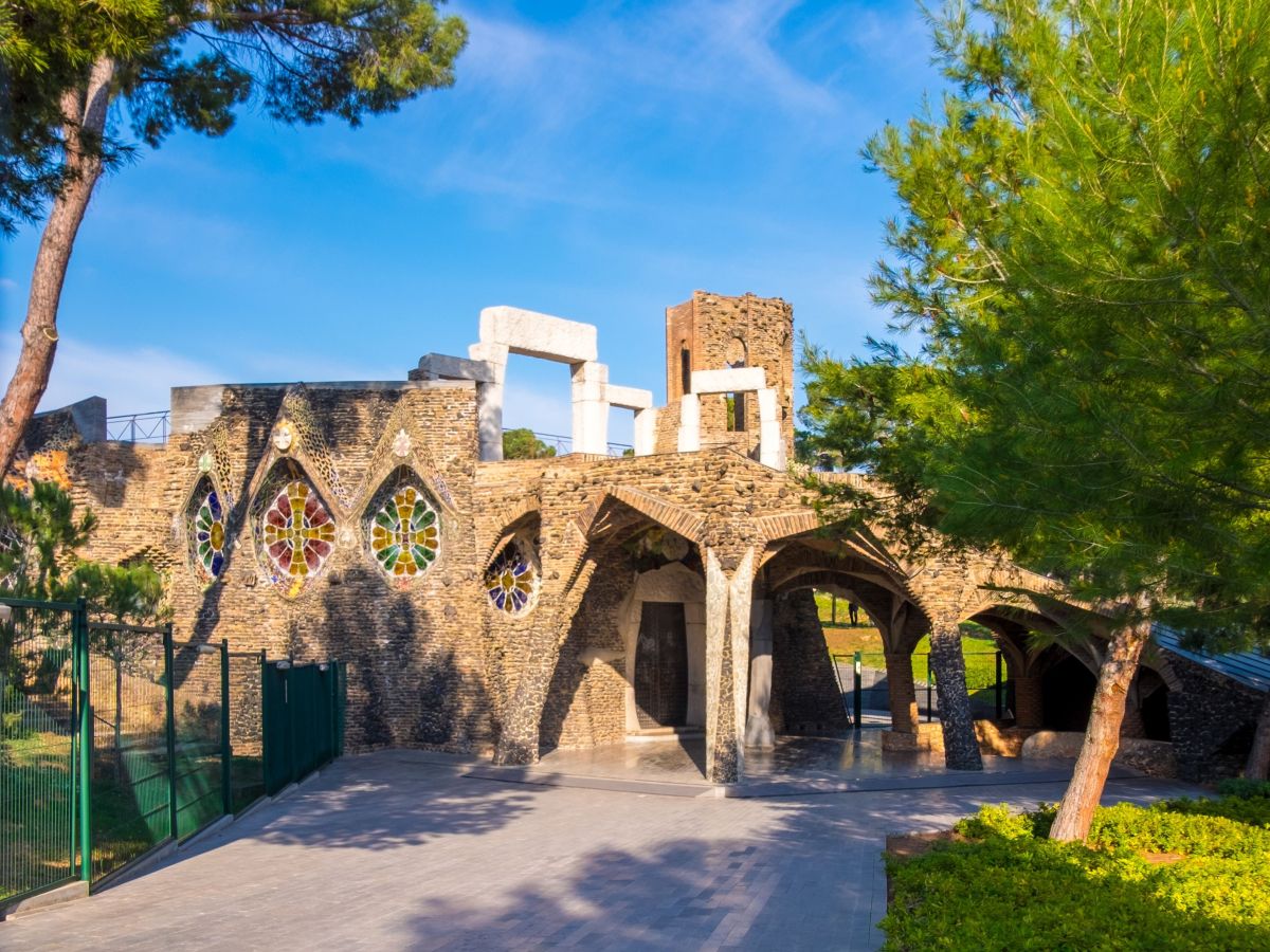 La Cripta Gaudí sembla emergir directament del mateix terreny natural. © Diputació de Barcelona La Cripta Gaudí sembla emergir directament del mateix terreny natural. © Diputació de Barcelona