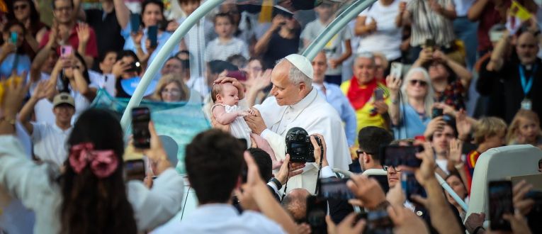 El Papa beneint un nadó a l'Estadi Olímpic (c) Jordi Borràs : ACN El Papa beneint un nadó a l'Estadi Olímpic (c) Jordi Borràs : ACN
