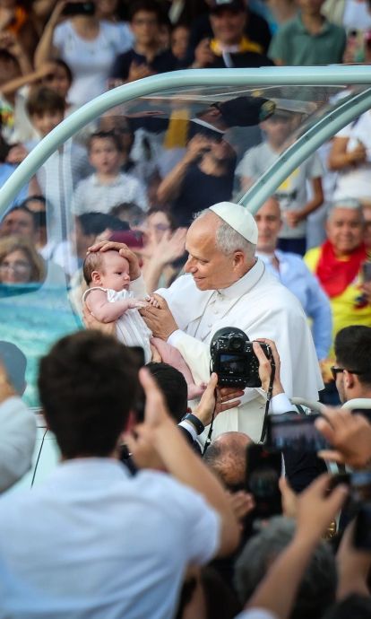 El Papa beneint un nadó a l'Estadi Olímpic (c) Jordi Borràs : ACN