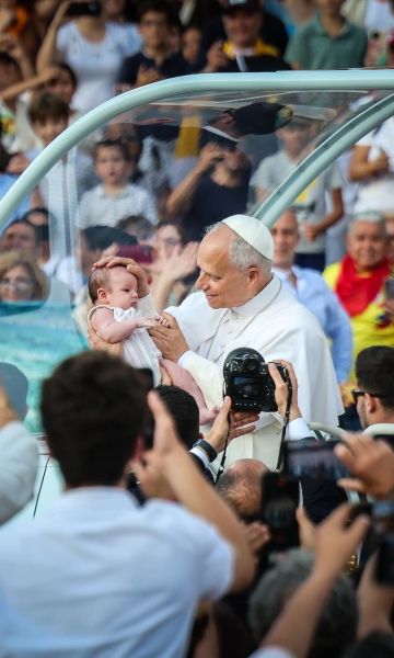 El Papa beneint un nadó a l'Estadi Olímpic (c) Jordi Borràs : ACN El Papa beneint un nadó a l'Estadi Olímpic (c) Jordi Borràs : ACN