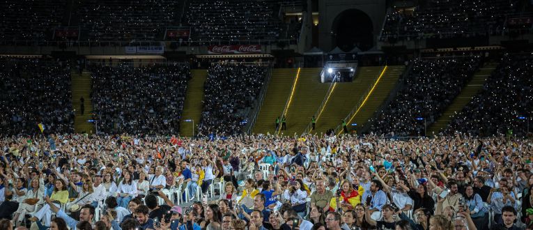 Fidels en la part final de la vetlla del papa Lleó XIV a l'Estadi Olímpic  © Jordi Borràs | ACN