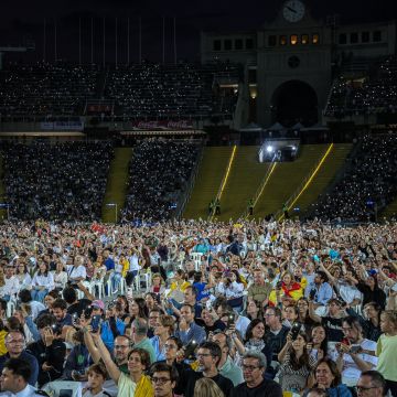 Fidels en la part final de la vetlla del papa Lleó XIV a l'Estadi Olímpic © Jordi Borràs | ACN Fidels en la part final de la vetlla del papa Lleó XIV a l'Estadi Olímpic © Jordi Borràs | ACN