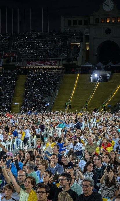 Fidels en la part final de la vetlla del papa Lleó XIV a l'Estadi Olímpic © Jordi Borràs | ACN Fidels en la part final de la vetlla del papa Lleó XIV a l'Estadi Olímpic © Jordi Borràs | ACN