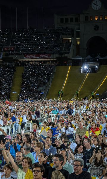 Fidels en la part final de la vetlla del papa Lleó XIV a l'Estadi Olímpic © Jordi Borràs | ACN Fidels en la part final de la vetlla del papa Lleó XIV a l'Estadi Olímpic © Jordi Borràs | ACN