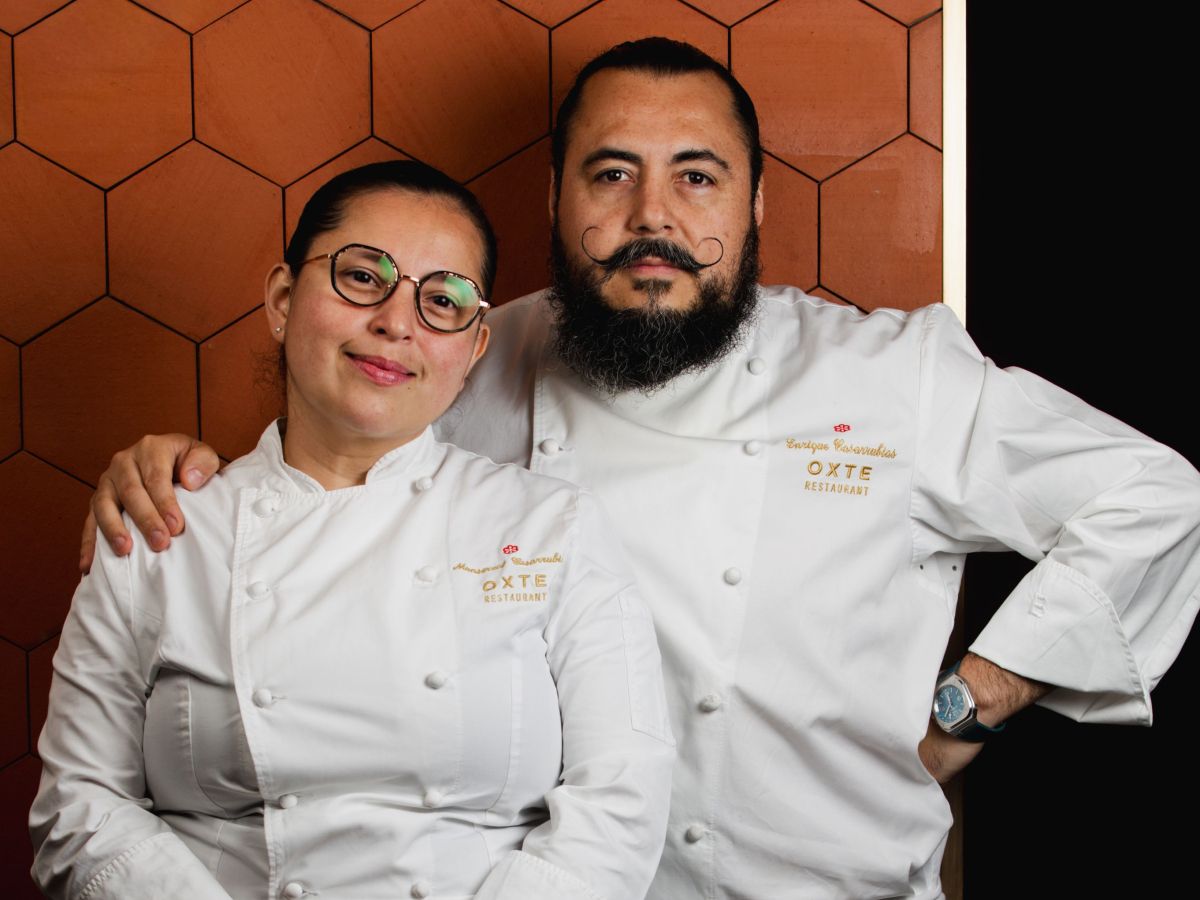 Els xefs Kike Casarubias i Mon Estrada, propietaris del restaurant parisenc Oxte. Els xefs Kike Casarubias i Mon Estrada, propietaris del restaurant parisenc Oxte.