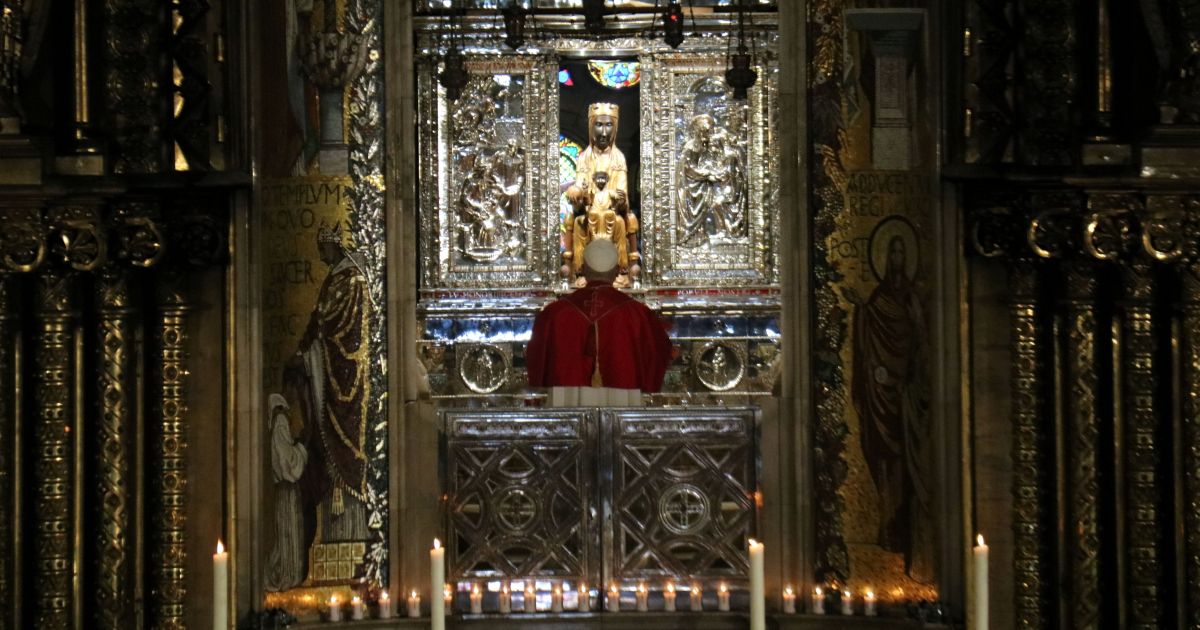 El Papa davant la Moreneta a Montserrat. © Nia Escolà . ACN