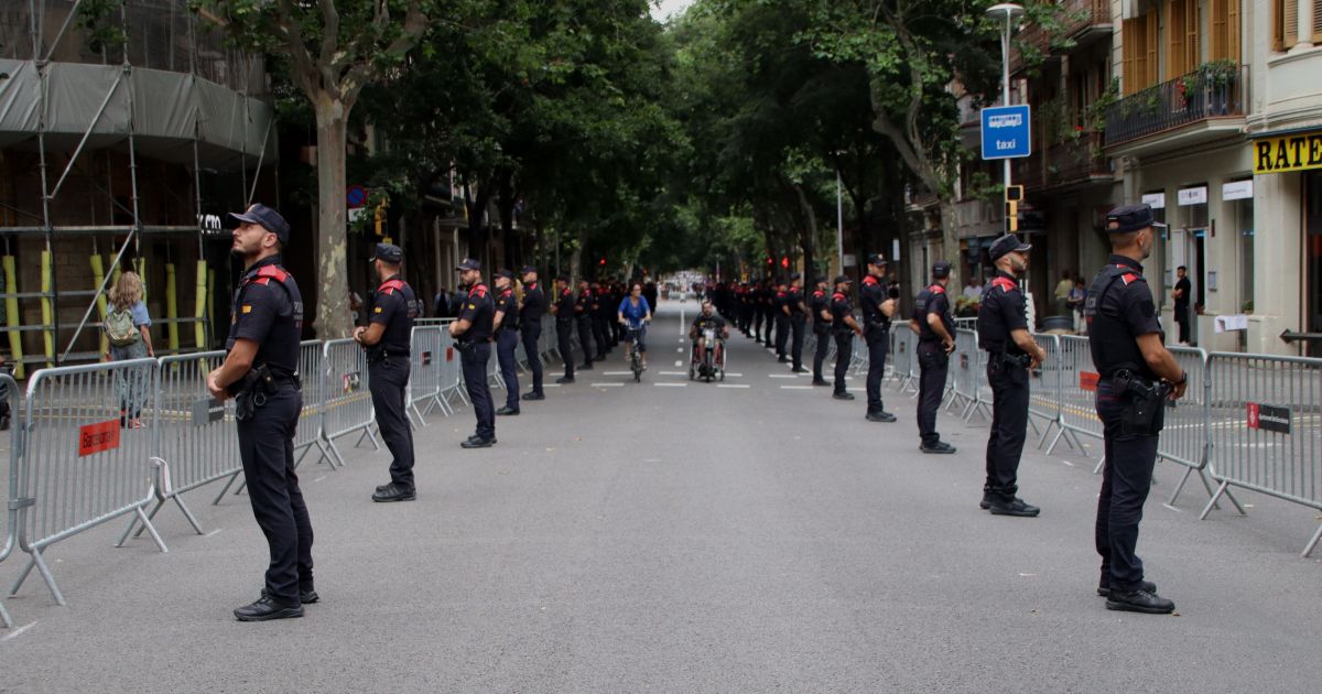 Mossos en posició al carrer Rosselló. © Blanca Blay ACN