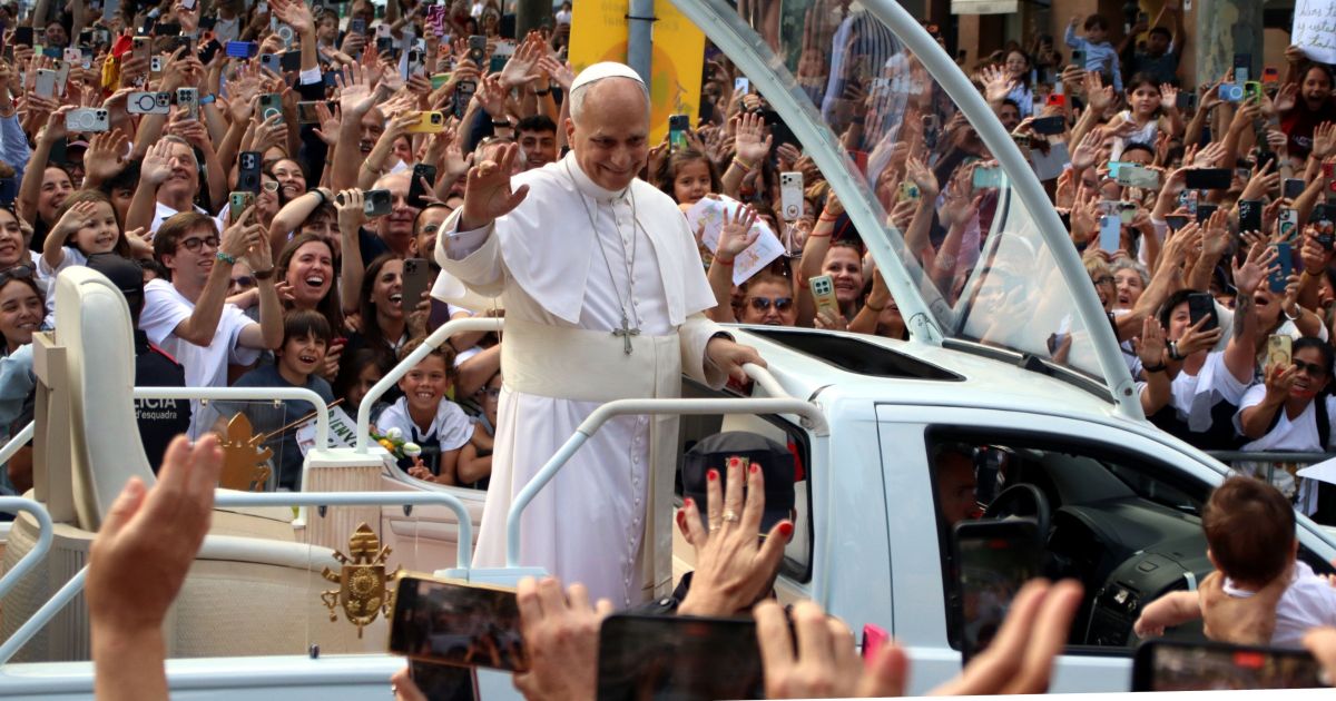 El Papa Lleó al papamòbil. © Oriol Escudé . ACN