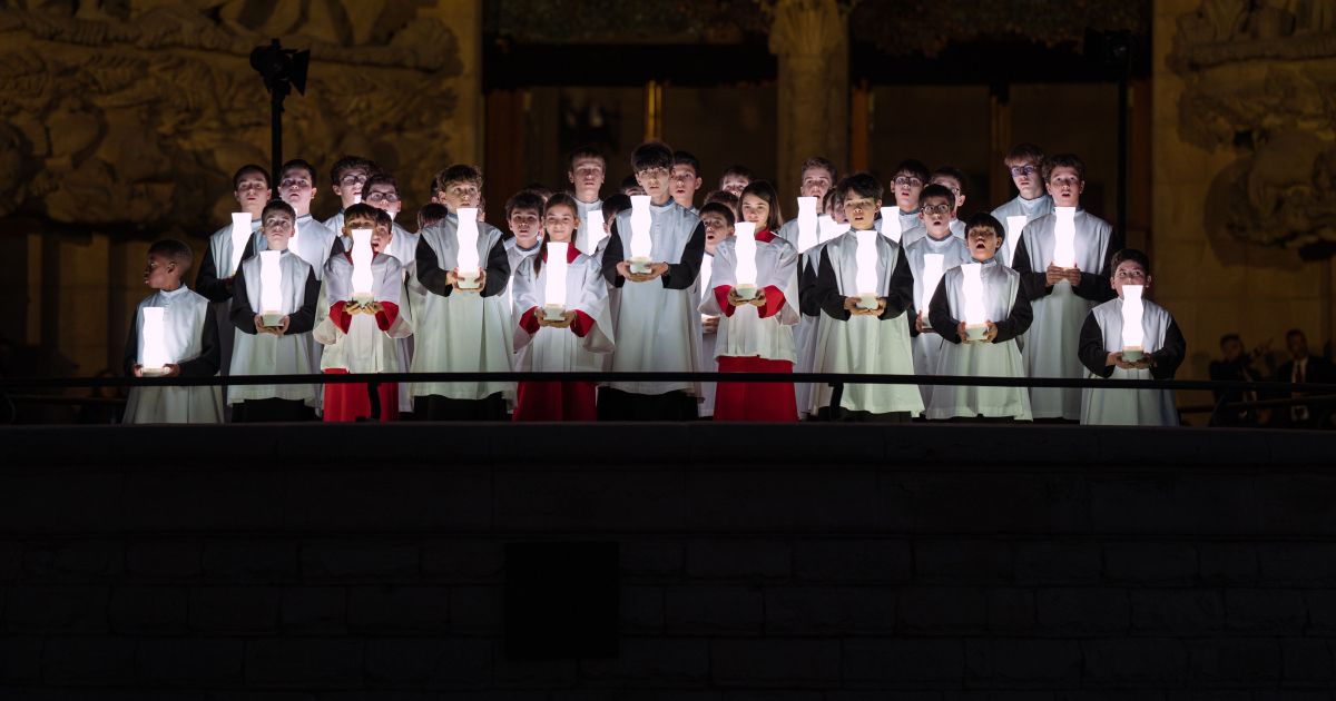 Escolanets de Montserrat davant la Sagrada Família. © Marc Font / ACN