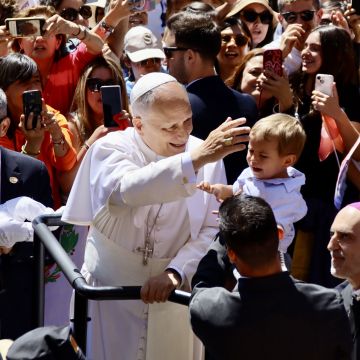 Papa beneeix un nen a Montserrat. © Laura Busquets. ACN