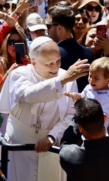 Papa beneeix un nen a Montserrat. © Laura Busquets. ACN