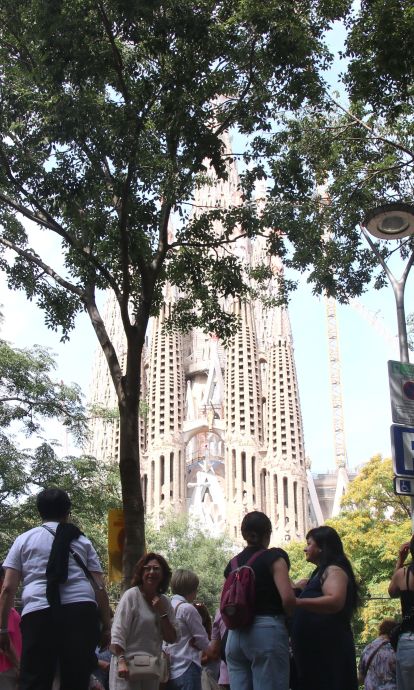 La Sagrada Família poc abans de la benedicció de la Torre de Jesús. © Norma Vidal / Albert Hernàndez (ACN)