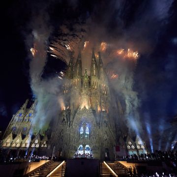 La Sagrada Família durant l'espectacle de llums i focs. © Manuel Queimadelos / Basílica de la Sagrada Família La Sagrada Família durant l'espectacle de llums i focs. © Manuel Queimadelos / Basílica de la Sagrada Família
