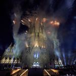 La Sagrada Família durant l'espectacle de llums i focs. © Manuel Queimadelos / Basílica de la Sagrada Família