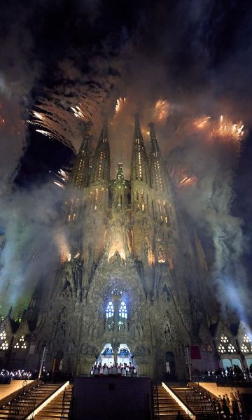 La Sagrada Família durant l'espectacle de llums i focs. © Manuel Queimadelos / Basílica de la Sagrada Família La Sagrada Família durant l'espectacle de llums i focs. © Manuel Queimadelos / Basílica de la Sagrada Família