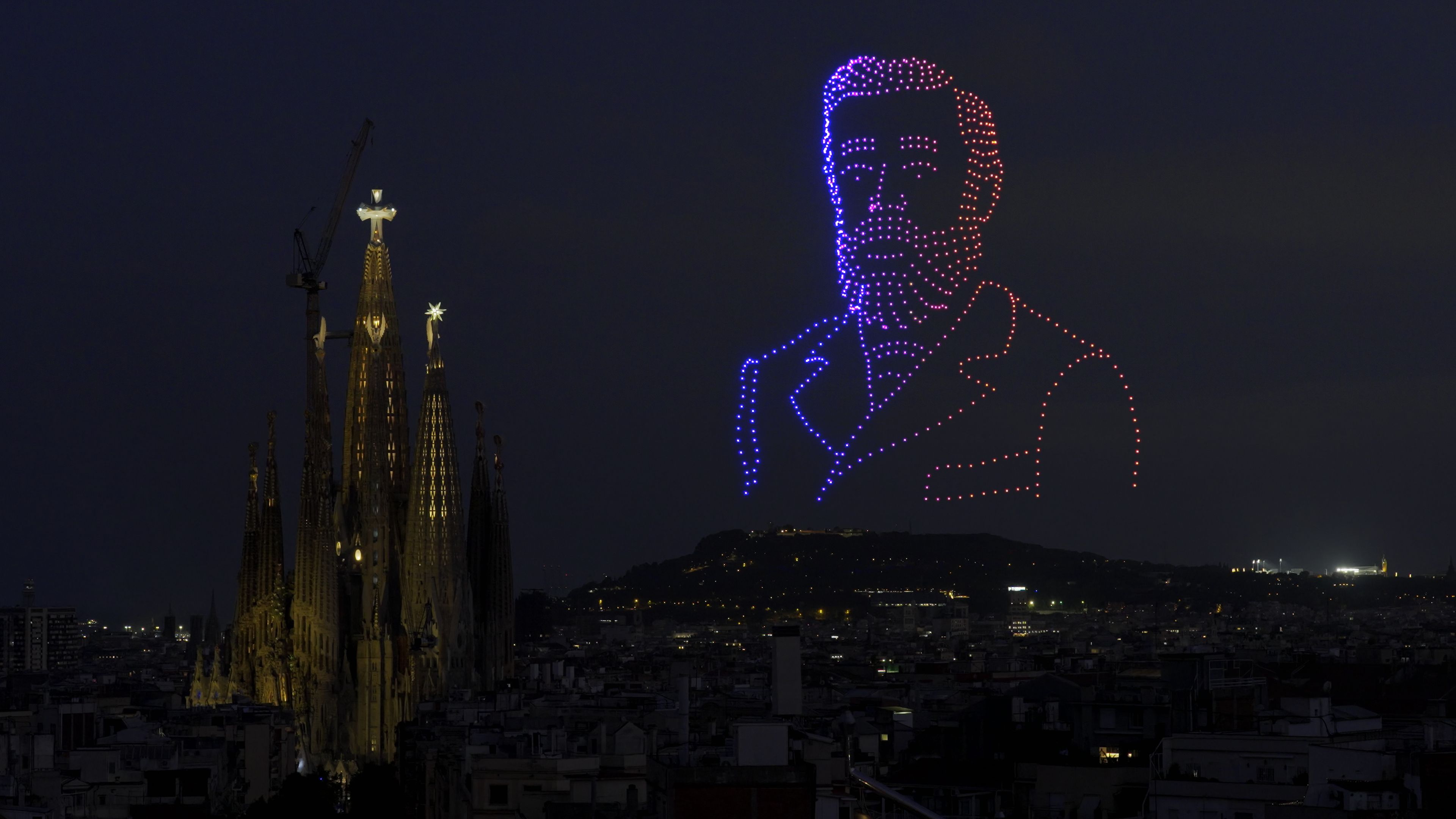 La Sagrada Família i la figura de Gaudí dibuixada amb drons. La Sagrada Família i la figura de Gaudí dibuixada amb drons.
