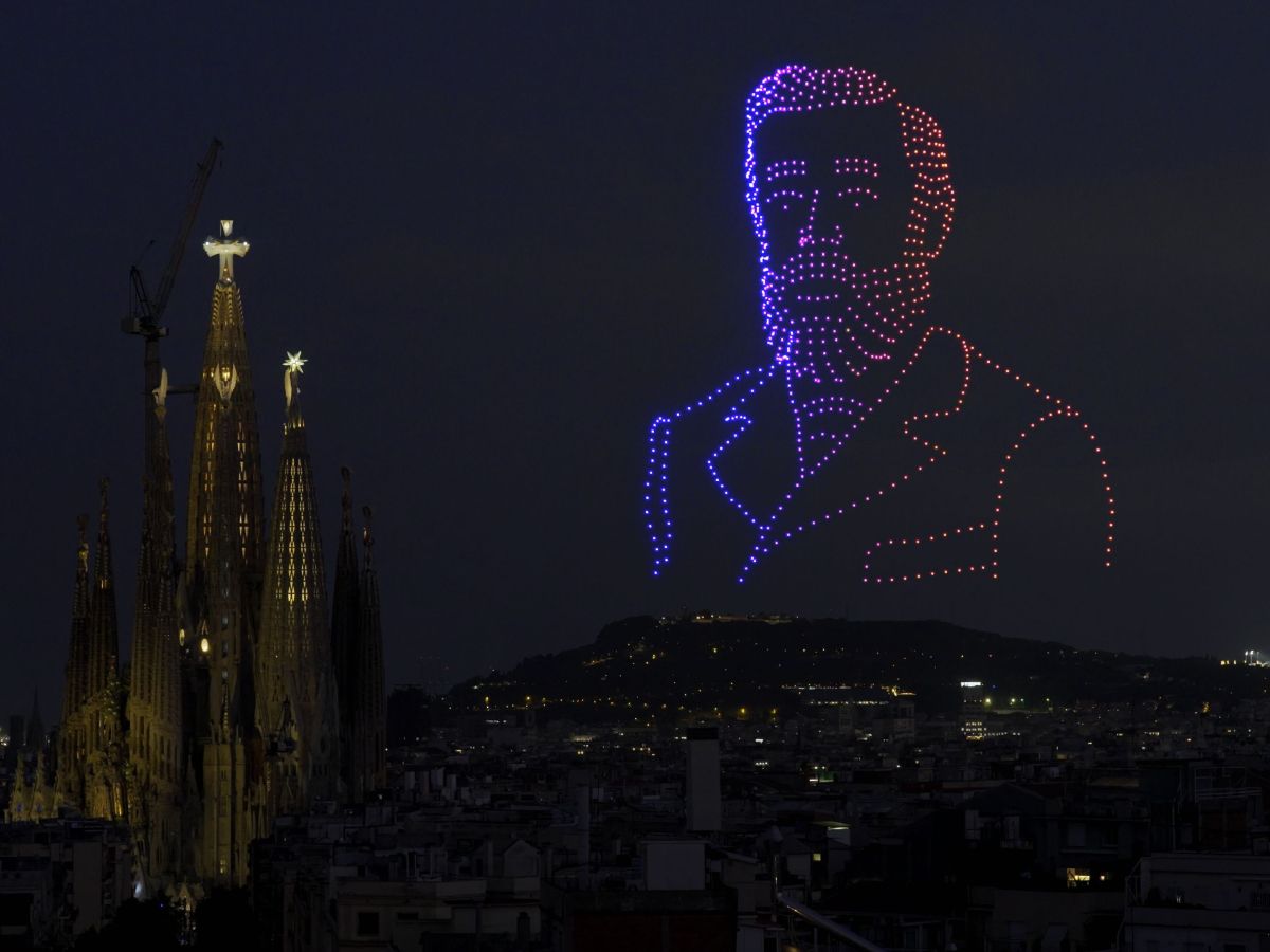 La Sagrada Família i la figura de Gaudí dibuixada amb drons. La Sagrada Família i la figura de Gaudí dibuixada amb drons.