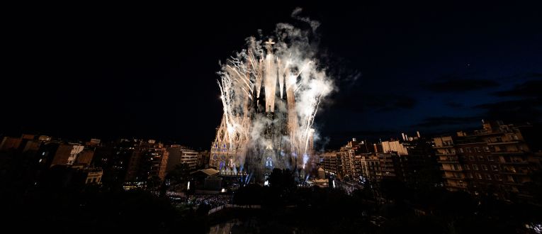 La Sagrada Família il·luminada amb focs artificials. © Martí Segura La Sagrada Família il·luminada amb focs artificials. © Martí Segura