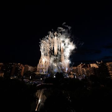 La Sagrada Família il·luminada amb focs artificials. © Martí Segura La Sagrada Família il·luminada amb focs artificials. © Martí Segura