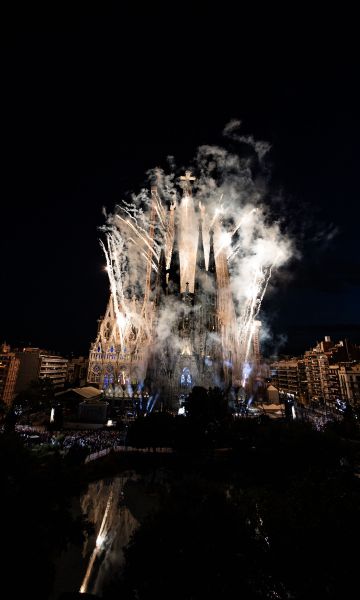 La Sagrada Família il·luminada amb focs artificials. © Martí Segura