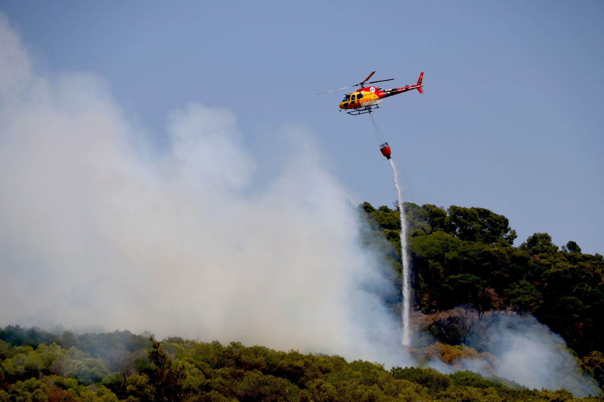 Un helicòpter de Bombers de la Generalitat en un incendi. © Arnau Martínez / ACN Un helicòpter de Bombers de la Generalitat en un incendi. © Arnau Martínez / ACN