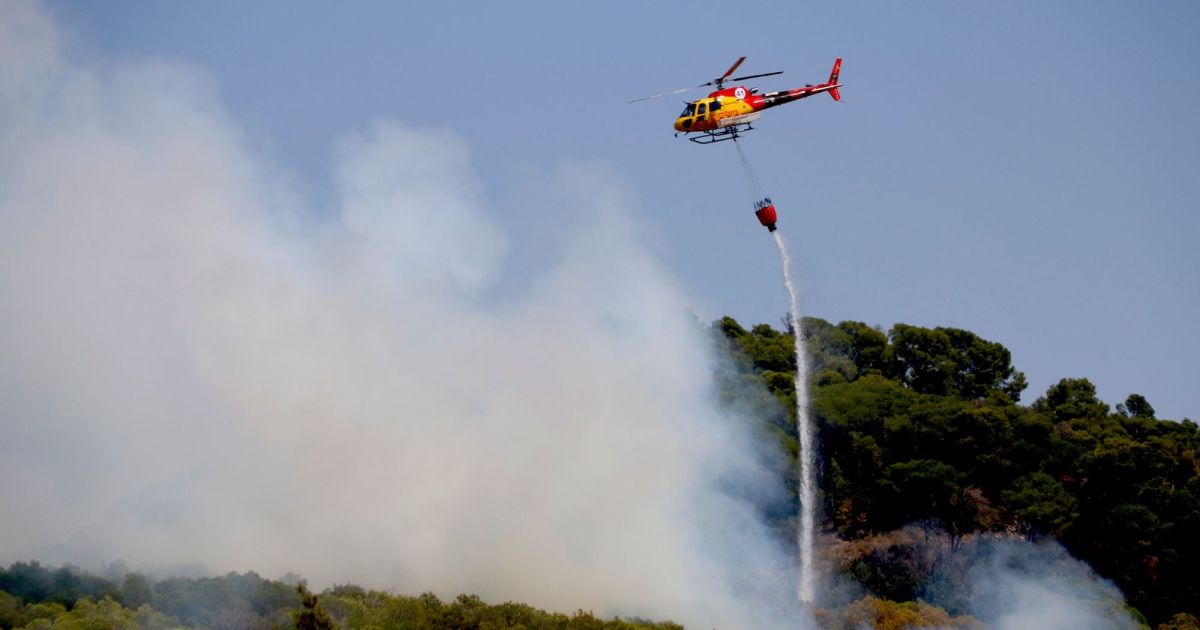 Un helicòpter de Bombers de la Generalitat en un incendi. © Arnau Martínez / ACN Un helicòpter de Bombers de la Generalitat en un incendi. © Arnau Martínez / ACN